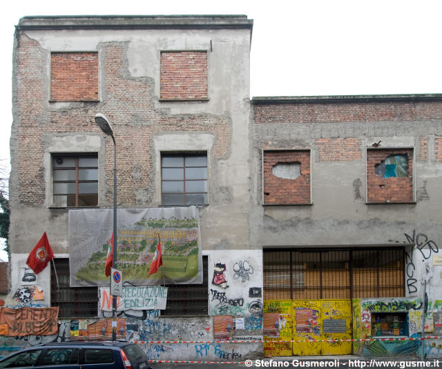  Fronte sulla via Confalonieri - click to next image