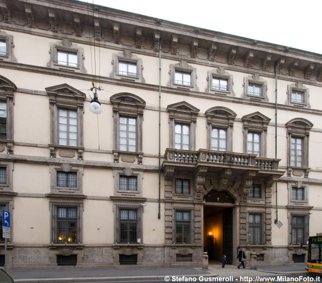  Fronte su via Durini - click to next image