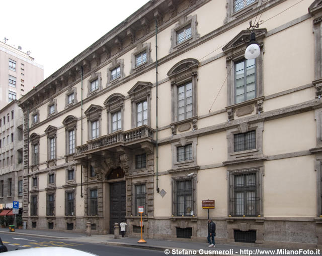  Fronte su via Durini - click to next image