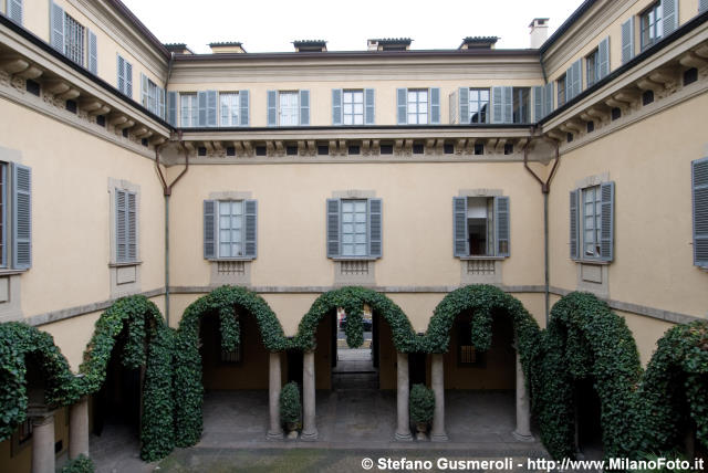  Cortile - click to next image