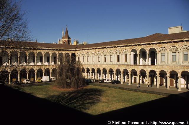  Cortile d'onore Ca' Granda - click to next image