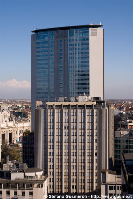  Una Hotel Century e grattacielo Pirelli - click to next image