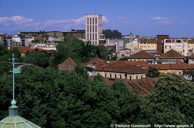  Tetti del Policlinico e Palazzo di giustizia - click to next image