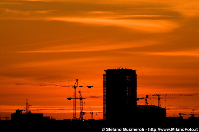  Torre Galfa e gru AltraSede all'alba - click to next image