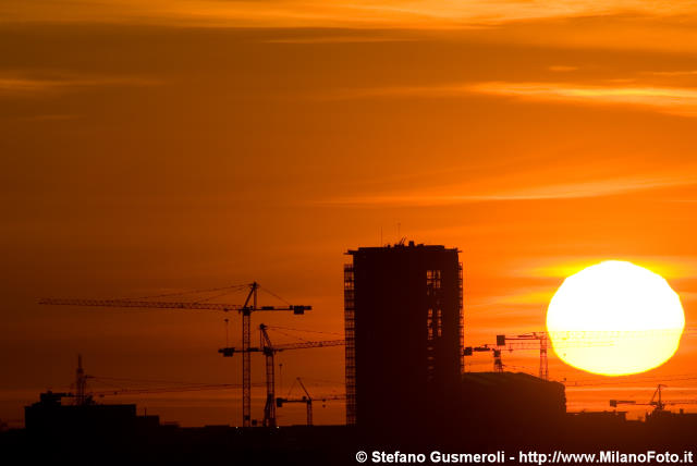  Torre Galfa e gru AltraSede all'alba - click to next image