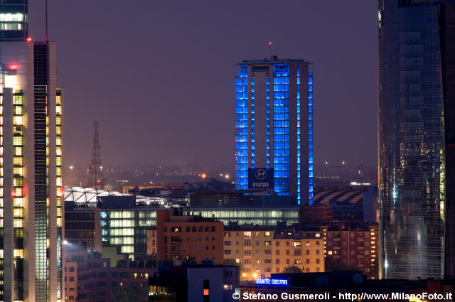  Torre Galfa illuminata di blu - click to next image