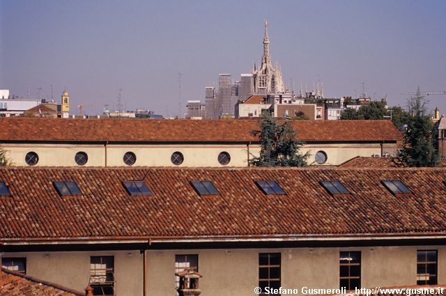  I tetti della Cattolica e il Duomo - click to next image