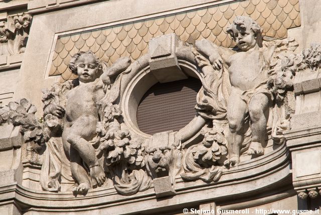  Palazzo Meroni - Decori attorno a una finestra - click to next image