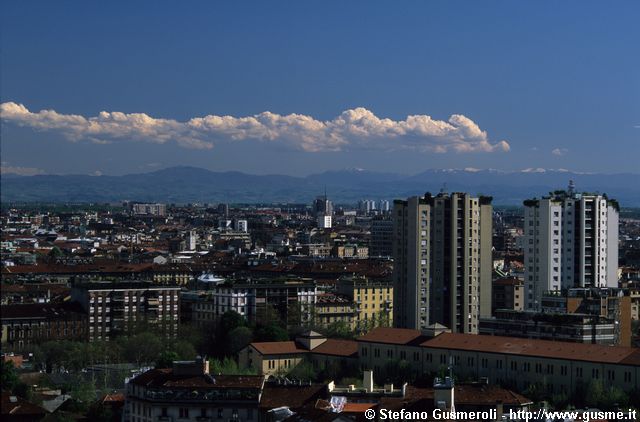  Caserma, grattacieli e palazzi di via Monti - click to next image