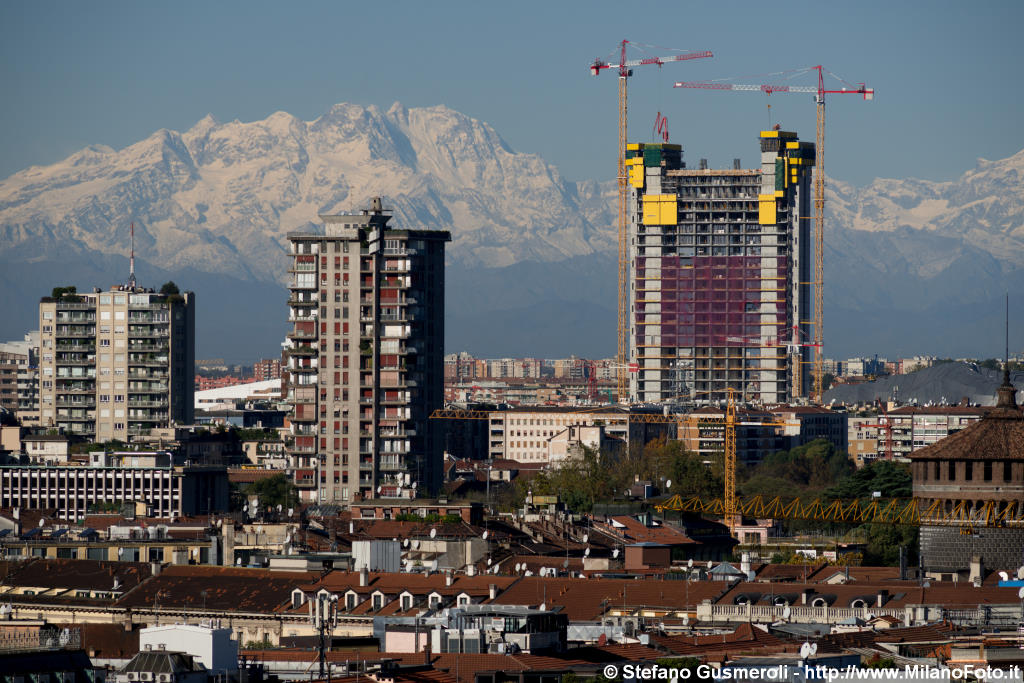  Monti57, Revere2, torre Isozaki e monte Rosa - click to next image