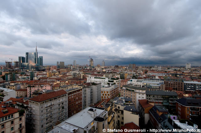  Temporale sui tetti di via Moscova - click to next image