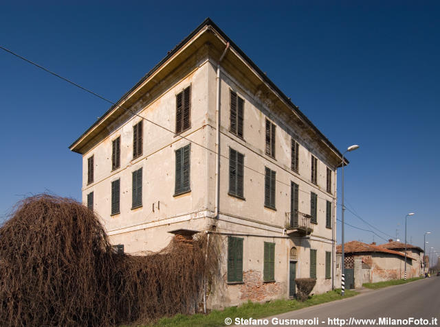  Alzaia Naviglio Pavese 396 - click to next image
