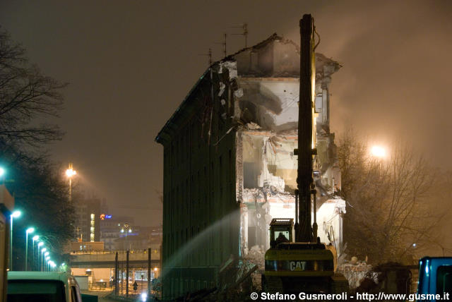  Demolizione notturna - click to next image