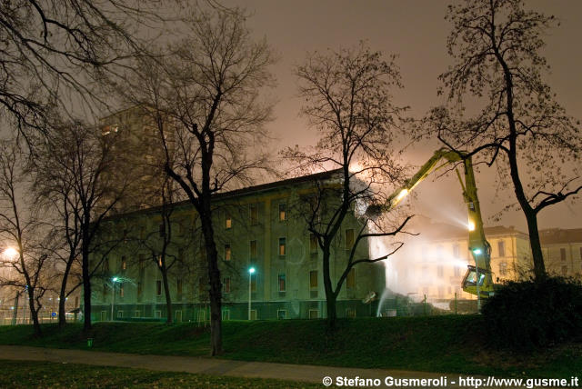  Demolizione notturna - click to next image