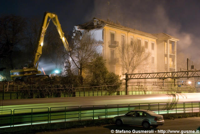  Demolizione notturna con passaggio di treno - click to next image