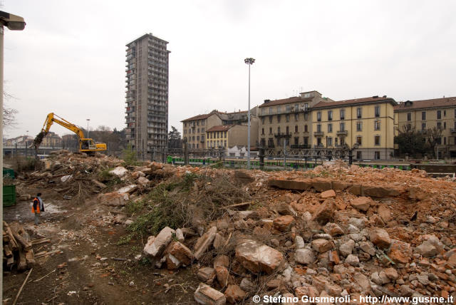  Rimozione delle macerie - click to next image