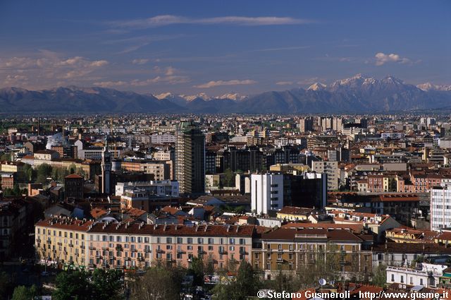  Palazzi viale Pasubio e panorama verso il Lario - click to next image