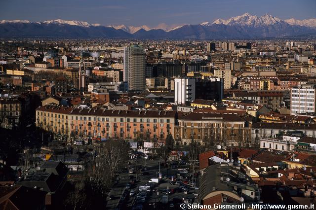  Palazzi in viale Pasubio e prealpi lariane - click to next image