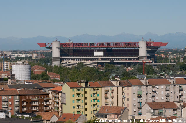  Panorama verso lo stadio Meazza - click to next image