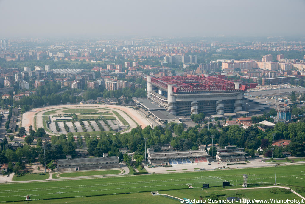  Stadio Meazza e Ippodromo Del Trotto via dei Piccolomini 24 - click to next image