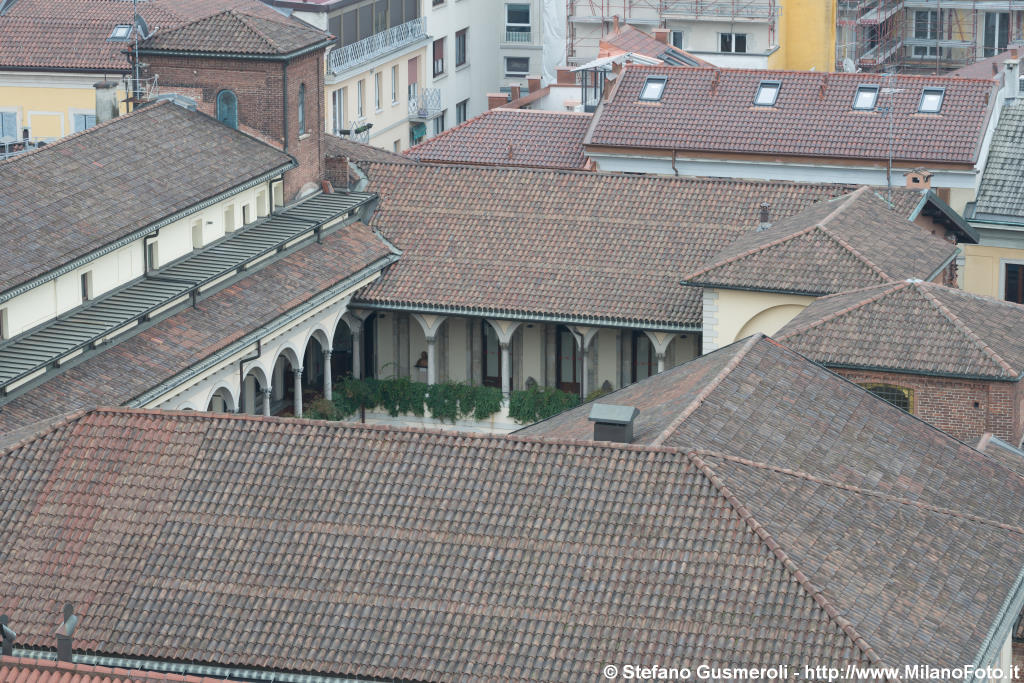  Tetti e loggiato dell'Ambrosiana - click to next image