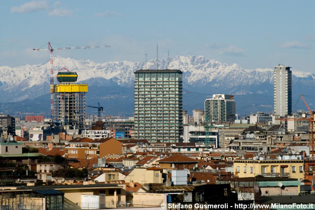  Grattacieli e prealpi innevate - click to next image