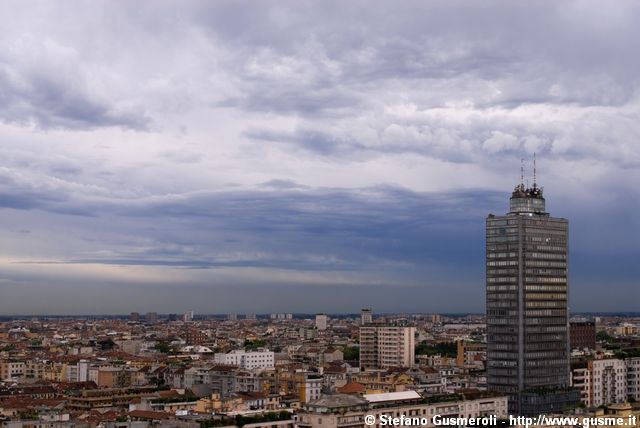 Grattacielo via Pisani 2 e temporale - click to next image