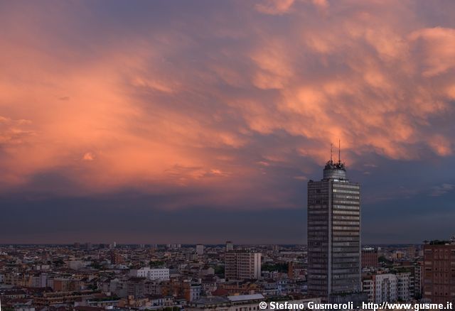  Grattacielo via Pisani 2 al tramonto - click to next image