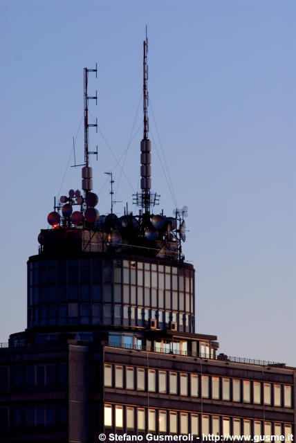  Attico e antenne di via Pisani 2 - click to next image