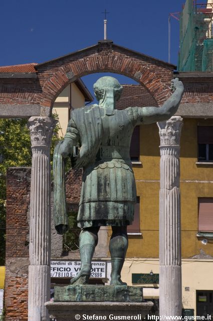  Statua di Costantino - click to next image