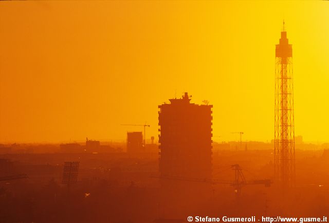  Via Revere 2 e torre Branca al tramonto - click to next image