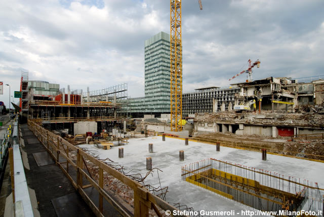  Fronte sulla via Rizzoli in costruzione - click to next image