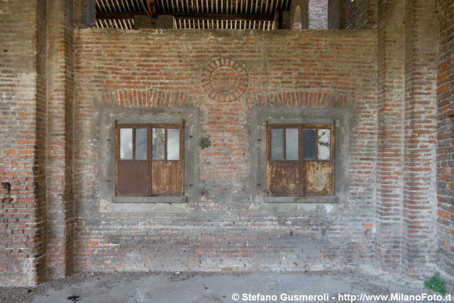  Finestre di una stalla - click to next image