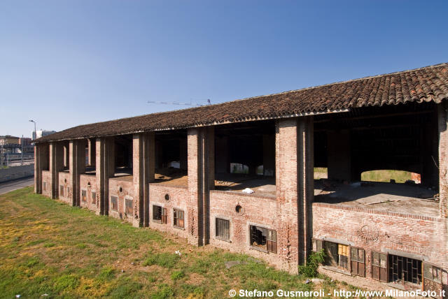  Esterno delle stalle - click to next image