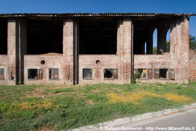  Esterno delle stalle - click to next image