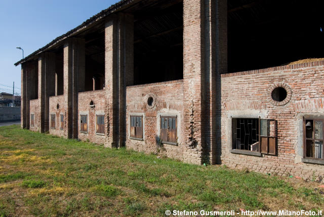  Esterno delle stalle - click to next image