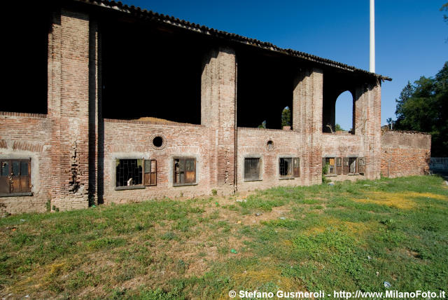  Esterno delle stalle - click to next image