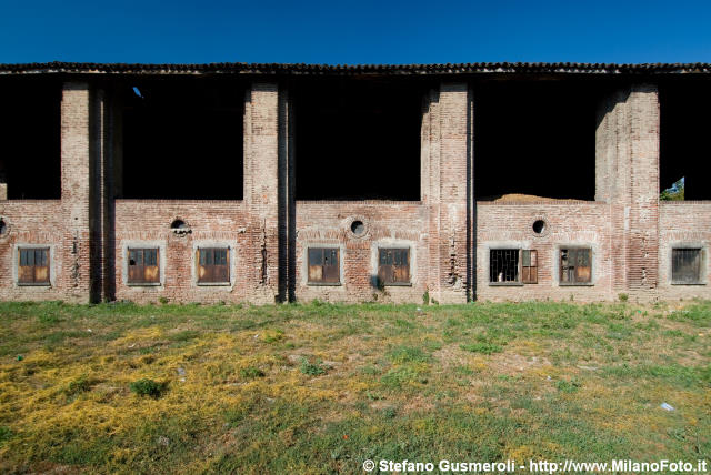  Esterno delle stalle - click to next image