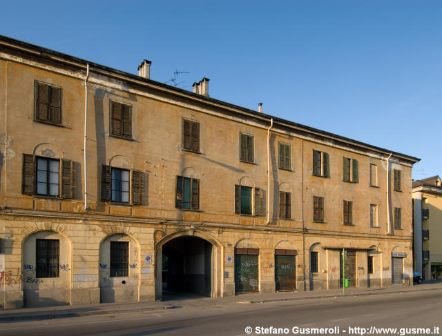  Ingresso e fronte principale - click to next image