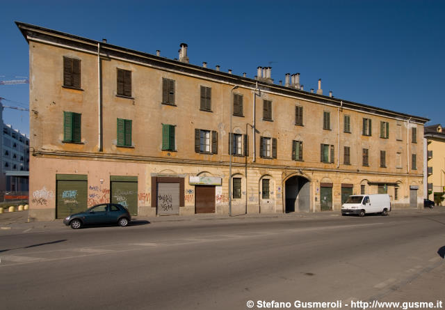  Fronte su via Rogoredo - click to next image