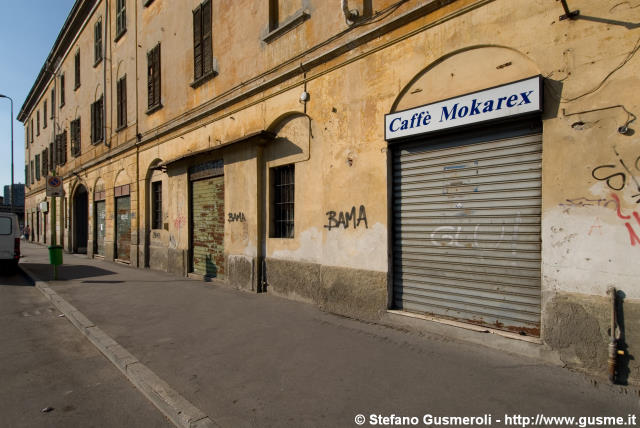  Fronte verso la via Rogoredo - click to next image