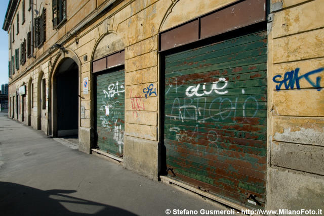  Fronte sulla via Rogoredo - click to next image