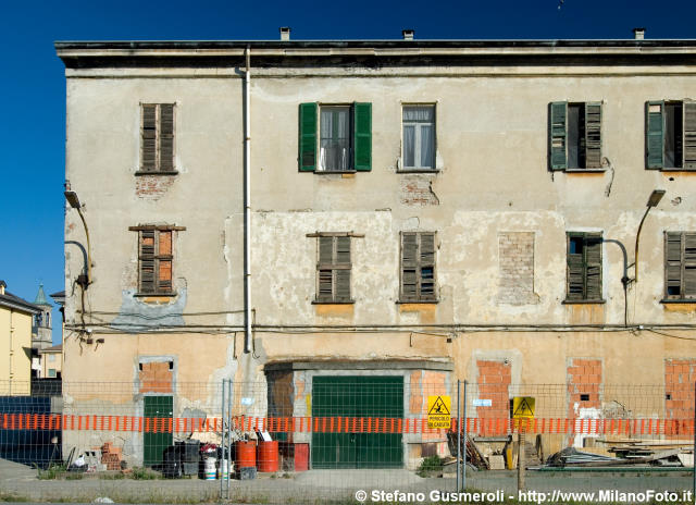  Fronte sulla via Monte Penice - click to next image