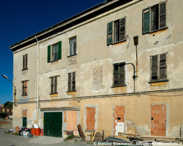  Fronte sulla via Monte Penice - click to next image