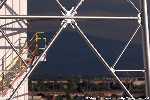  Scala sulla torre della RAI - click to next image