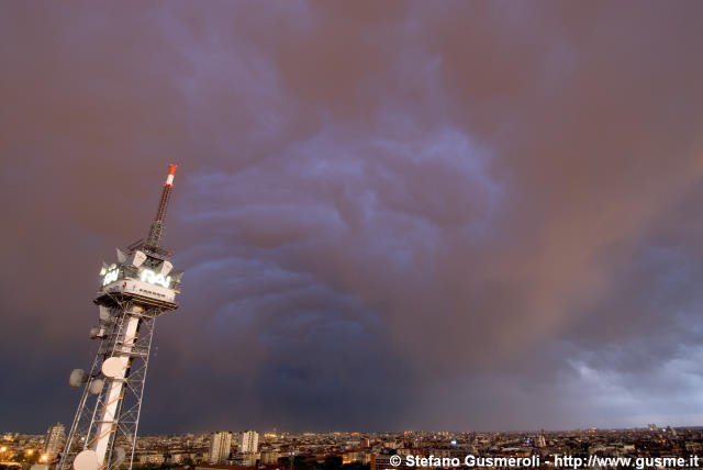  Torre RAI e cielo tempestoso - click to next image