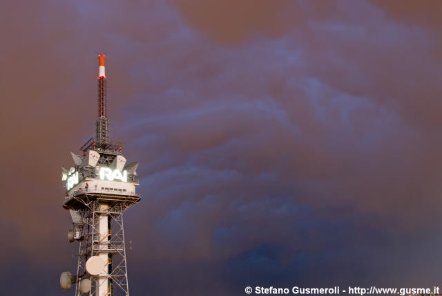  Torre RAI e cielo tempestoso - click to next image