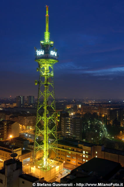  Torre RAI illuminata - click to next image