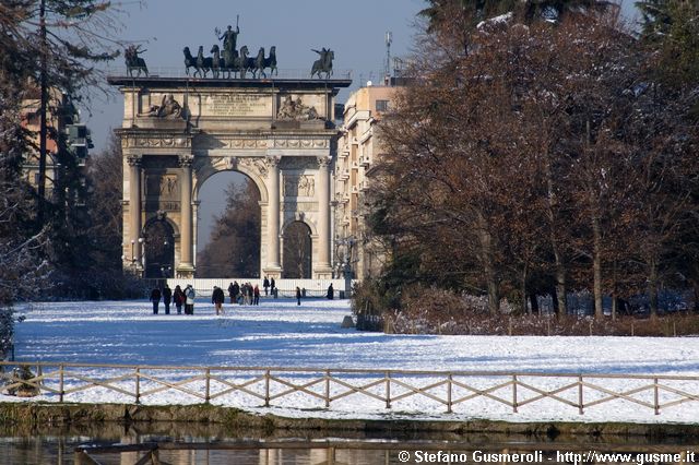  Parco innevato e Arco della Pace - click to next image