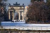 20051229_123016 Parco innevato e Arco della Pace